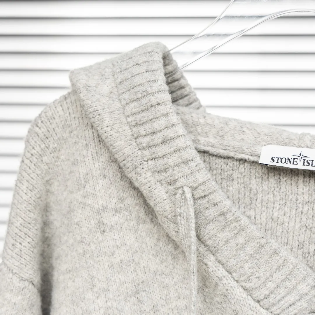 P330 top version (different currencies) Style: Stone Island STONE LSLAND high weight knitted wool V-neck hooded sweater Color: Picture color Size: M-XXXL Fabric: Blended Accessories: Full set of customized accessories No gender distinction, same style for men and women